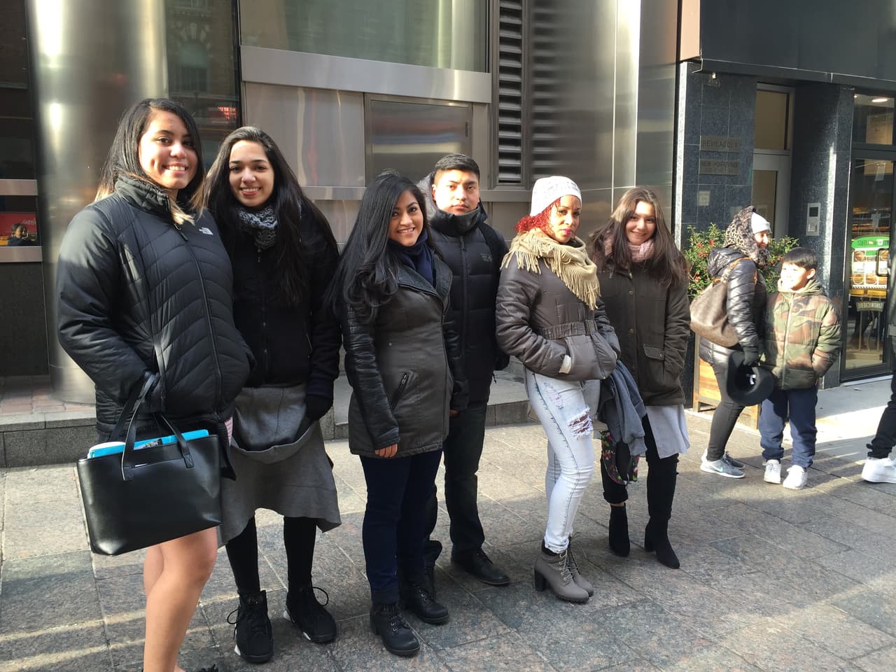 El primer reto de los neoyorquinos fue hacer una fila larga y aguantar frío, pero bien supieron como gozar la experiencia y esperar su turno. Vimos chicos cantando, tocando la guitarra, bailando y hasta se formaron bandas. Una vez más confirmamos que Nueva York tiene lo suyo y estará bien representado en esta nueva temporada.