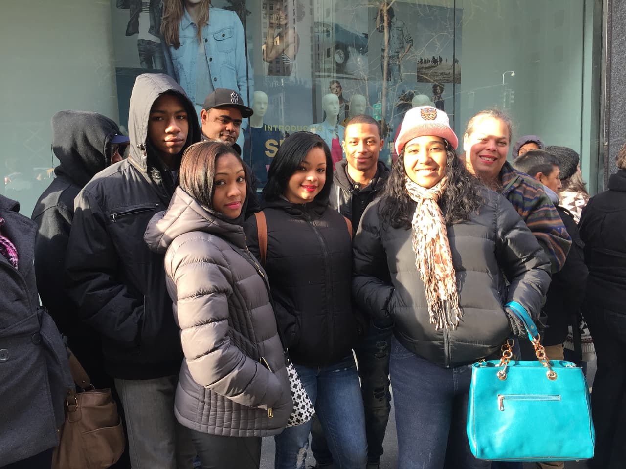 El primer reto de los neoyorquinos fue hacer una fila larga y aguantar frío, pero bien supieron como gozar la experiencia y esperar su turno. Vimos chicos cantando, tocando la guitarra, bailando y hasta se formaron bandas. Una vez más confirmamos que Nueva York tiene lo suyo y estará bien representado en esta nueva temporada.