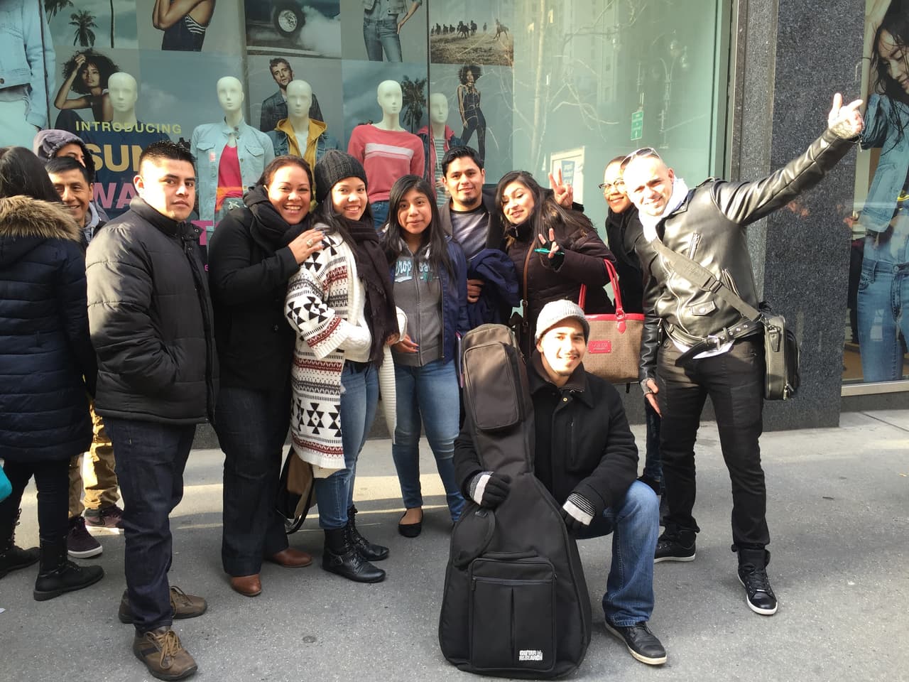 El primer reto de los neoyorquinos fue hacer una fila larga y aguantar frío, pero bien supieron como gozar la experiencia y esperar su turno. Vimos chicos cantando, tocando la guitarra, bailando y hasta se formaron bandas. Una vez más confirmamos que Nueva York tiene lo suyo y estará bien representado en esta nueva temporada.