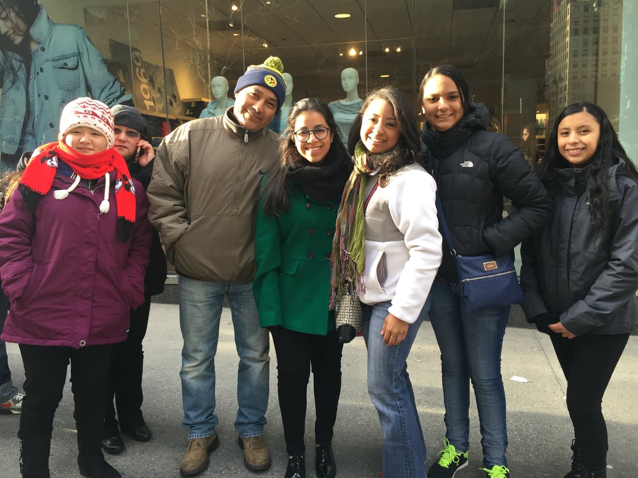 El primer reto de los neoyorquinos fue hacer una fila larga y aguantar frío, pero bien supieron como gozar la experiencia y esperar su turno. Vimos chicos cantando, tocando la guitarra, bailando y hasta se formaron bandas. Una vez más confirmamos que Nueva York tiene lo suyo y estará bien representado en esta nueva temporada.