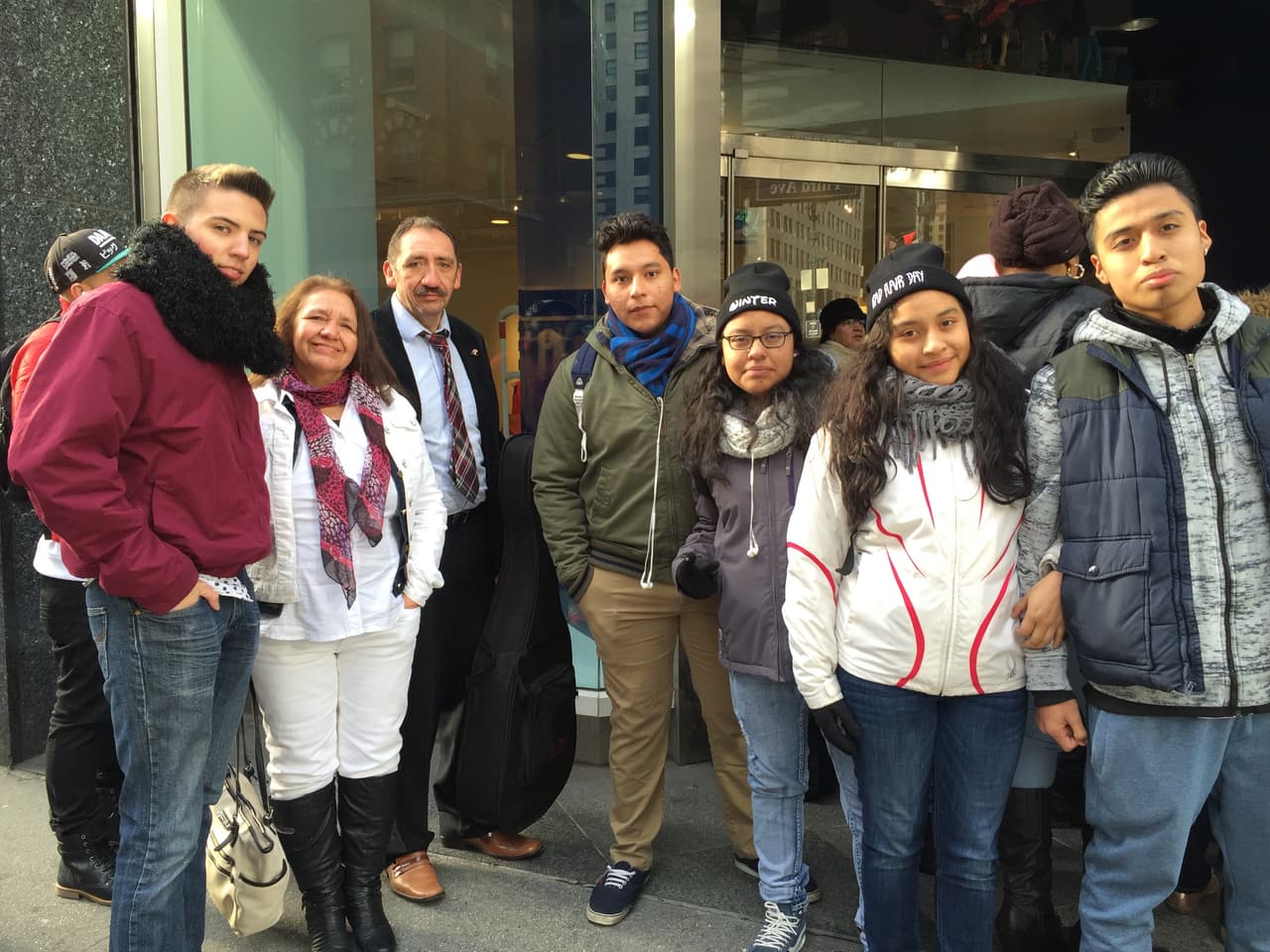 El primer reto de los neoyorquinos fue hacer una fila larga y aguantar frío, pero bien supieron como gozar la experiencia y esperar su turno. Vimos chicos cantando, tocando la guitarra, bailando y hasta se formaron bandas. Una vez más confirmamos que Nueva York tiene lo suyo y estará bien representado en esta nueva temporada.