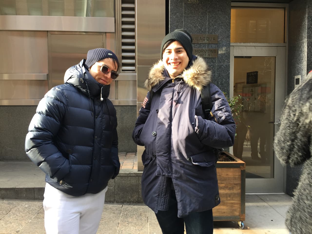 El primer reto de los neoyorquinos fue hacer una fila larga y aguantar frío, pero bien supieron como gozar la experiencia y esperar su turno. Vimos chicos cantando, tocando la guitarra, bailando y hasta se formaron bandas. Una vez más confirmamos que Nueva York tiene lo suyo y estará bien representado en esta nueva temporada.