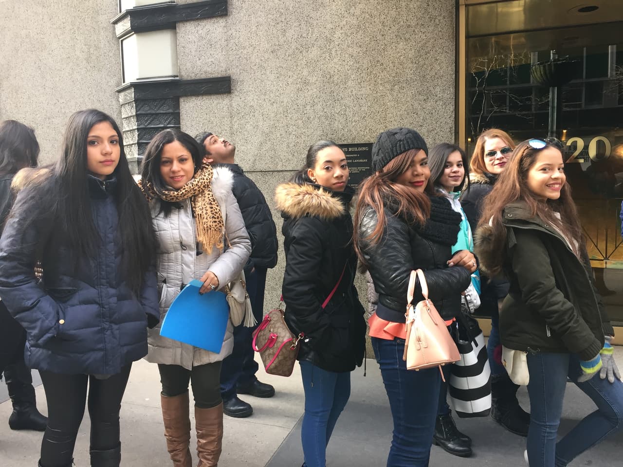 El primer reto de los neoyorquinos fue hacer una fila larga y aguantar frío, pero bien supieron como gozar la experiencia y esperar su turno. Vimos chicos cantando, tocando la guitarra, bailando y hasta se formaron bandas. Una vez más confirmamos que Nueva York tiene lo suyo y estará bien representado en esta nueva temporada.