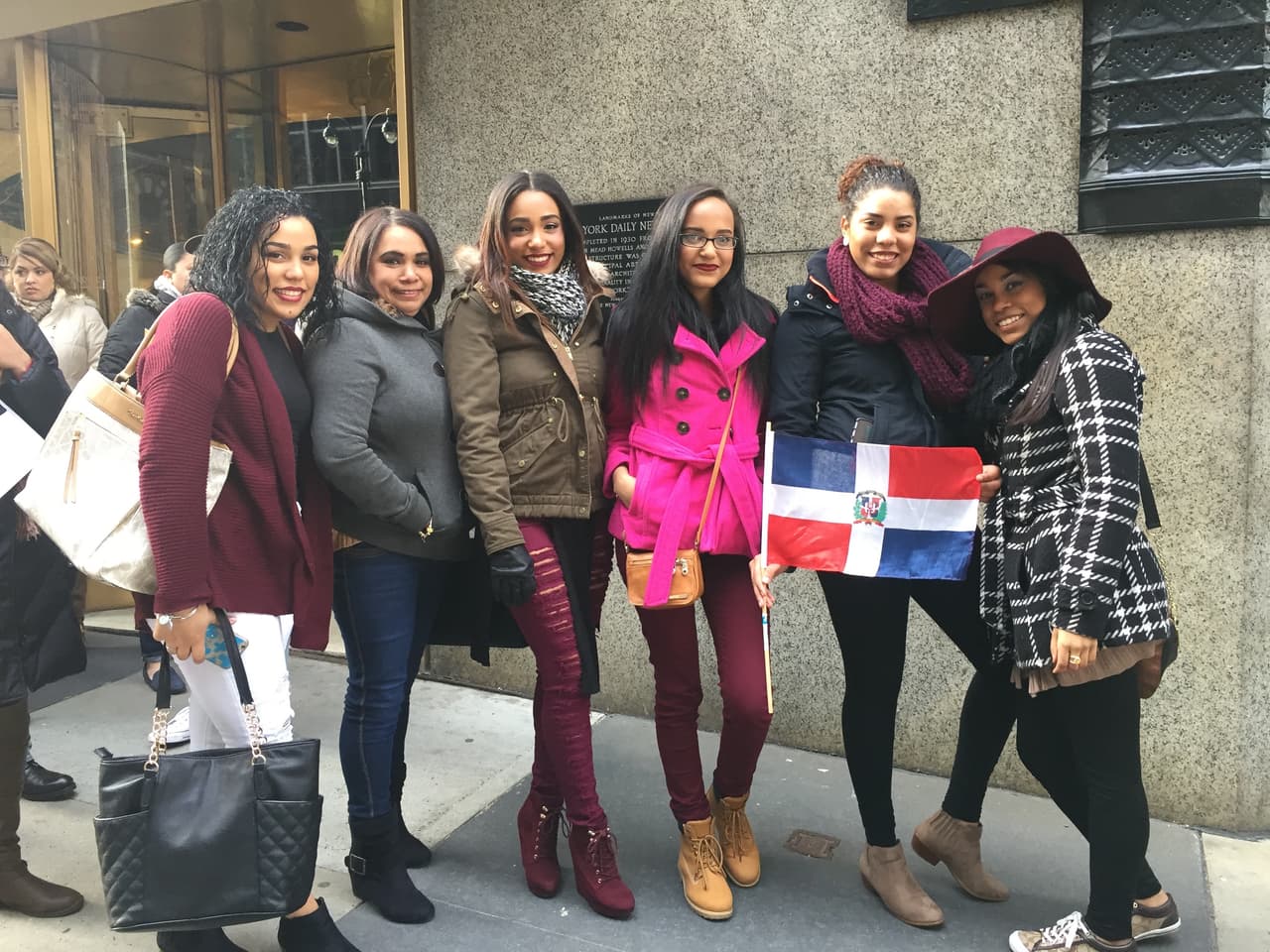 El primer reto de los neoyorquinos fue hacer una fila larga y aguantar frío, pero bien supieron como gozar la experiencia y esperar su turno. Vimos chicos cantando, tocando la guitarra, bailando y hasta se formaron bandas. Una vez más confirmamos que Nueva York tiene lo suyo y estará bien representado en esta nueva temporada.