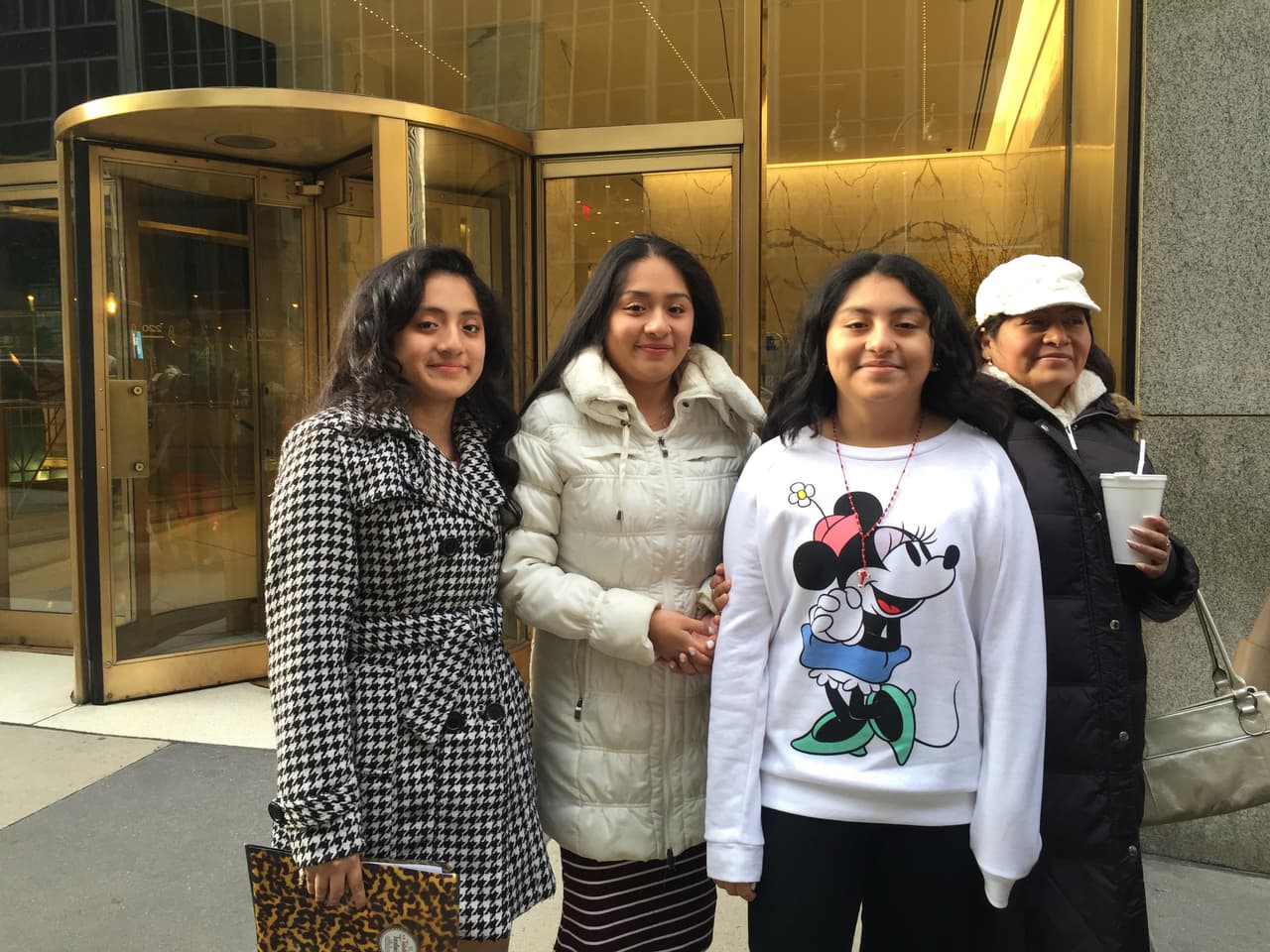 El primer reto de los neoyorquinos fue hacer una fila larga y aguantar frío, pero bien supieron como gozar la experiencia y esperar su turno. Vimos chicos cantando, tocando la guitarra, bailando y hasta se formaron bandas. Una vez más confirmamos que Nueva York tiene lo suyo y estará bien representado en esta nueva temporada.