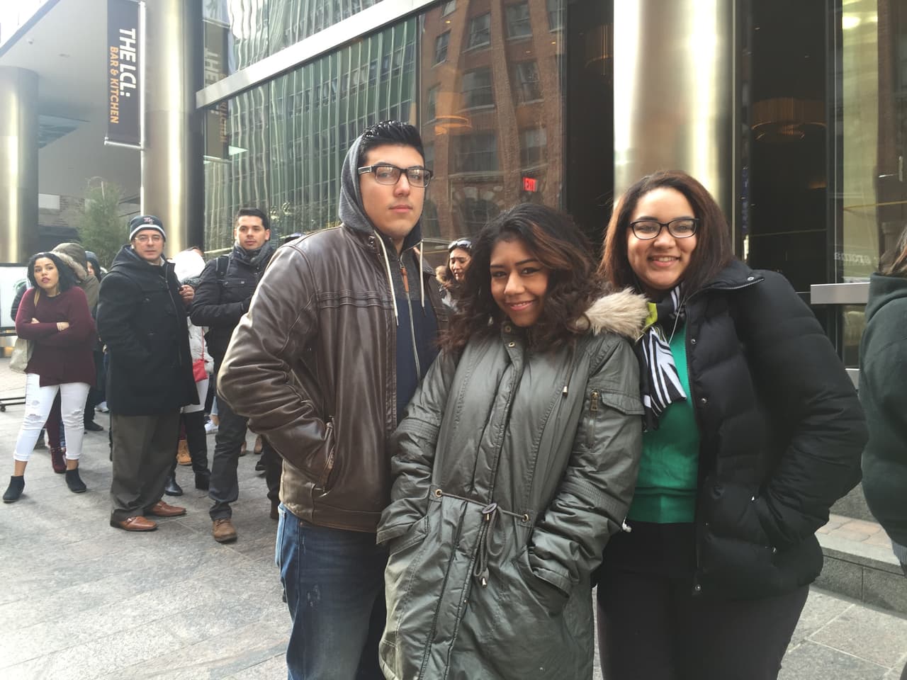 El primer reto de los neoyorquinos fue hacer una fila larga y aguantar frío, pero bien supieron como gozar la experiencia y esperar su turno. Vimos chicos cantando, tocando la guitarra, bailando y hasta se formaron bandas. Una vez más confirmamos que Nueva York tiene lo suyo y estará bien representado en esta nueva temporada.