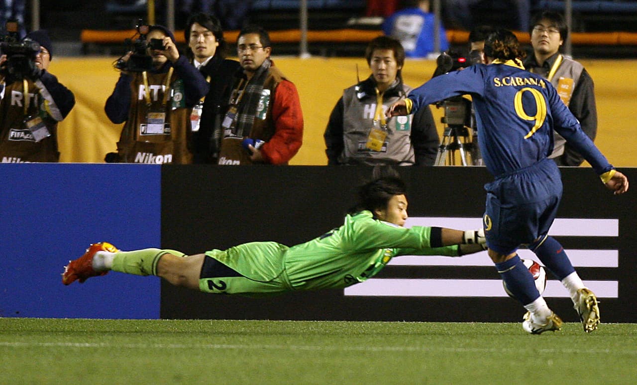 Este arquero coreano, si acaso su nombre les es familiar, ya estuvo hace 10 años como rival de América en el Mundial de Clubes, donde enfrentó a la delantera liderada por el paraguayo Salvador Cabañas y el argentino Claudio López.