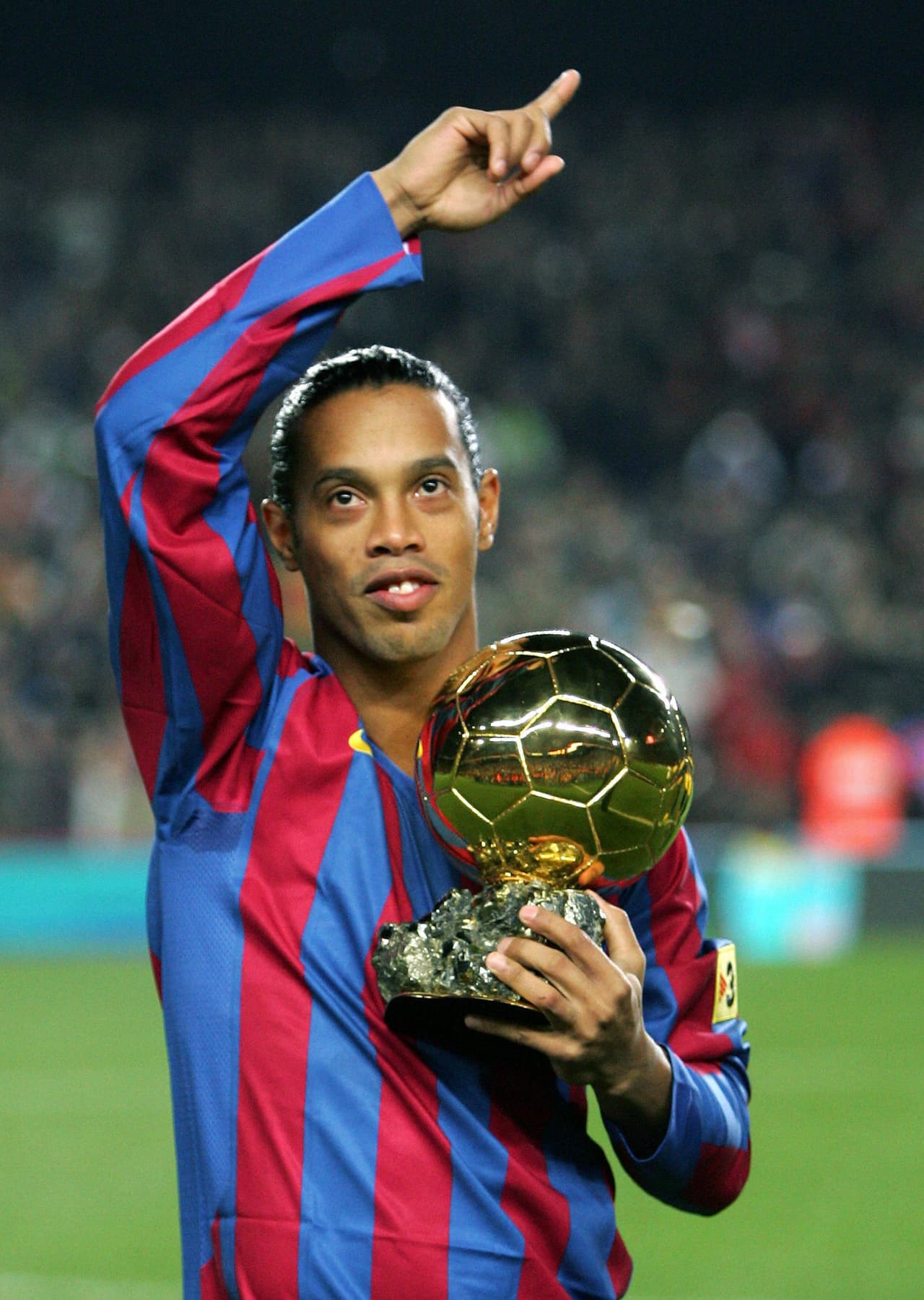 En 2005, Ronaldinho llevaba una temporada espectacular con Barcelona, desplegando un fútbol lleno de magia que en 2006 lo llevaría a ganar la Champions. Ese año fue campeón de Liga de España y de Copa del Rey. Con su selcción se coronó en Copa Confederaciones.