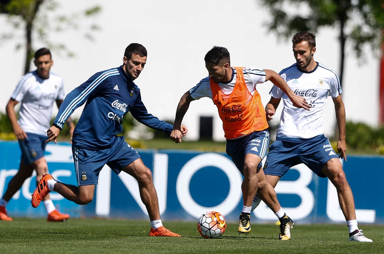 Con el empate argentino, un eventual triunfo de Colombia y una derrota por más de dos goles de Chile pone a la 'Albiceleste' entre los mejores cuatro con cupo directo.