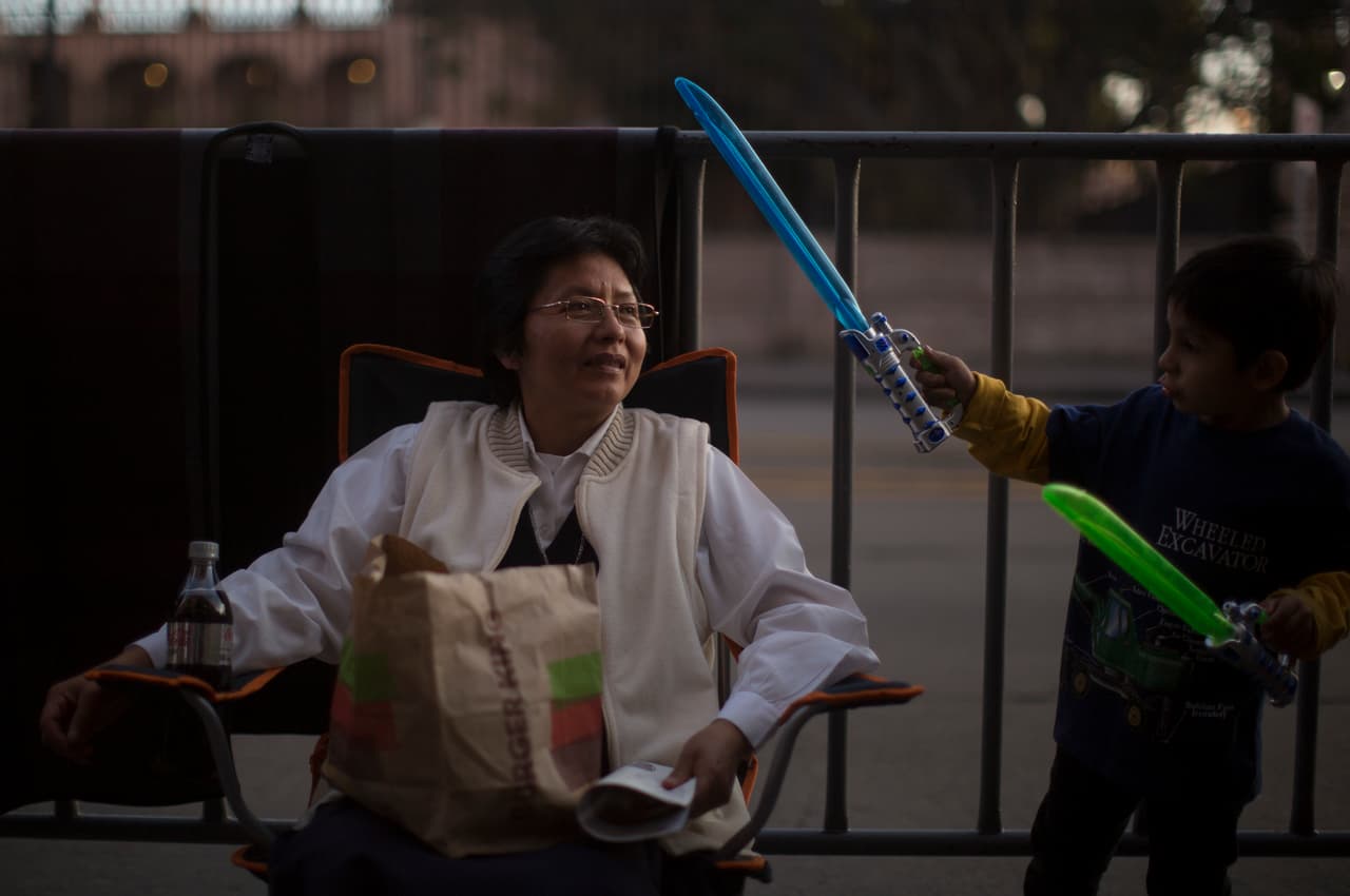 Esta mujer acampó, con una silla, en la plaza princpal de Morelia, Michoacán.