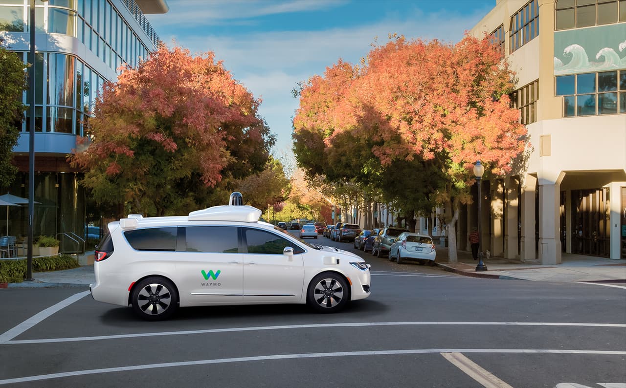 El sistema de manejo autónomo de Waymo incluye una
<b>computadora especialmente creada para la conducción autónoma y su software</b>, así como una batería de sensores, sistemas telemáticos y otros sistemas.