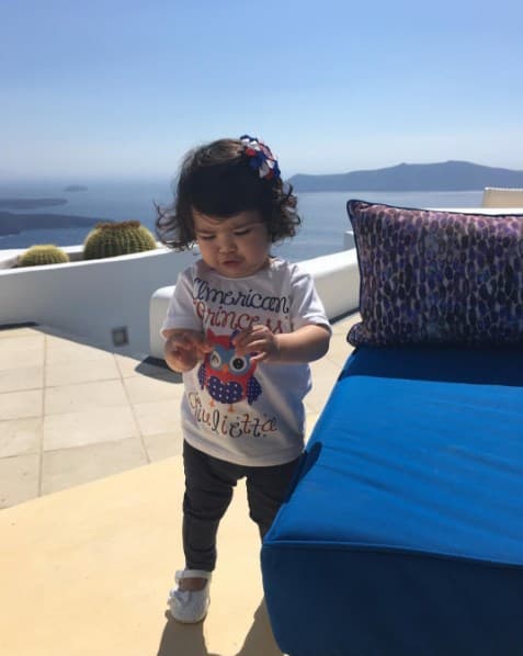 Baby Giulietta utiliza sus manos para explorar todo lo que hay a su alrededor y se entretiene por horas cuando ha descubierto algo nuevo.