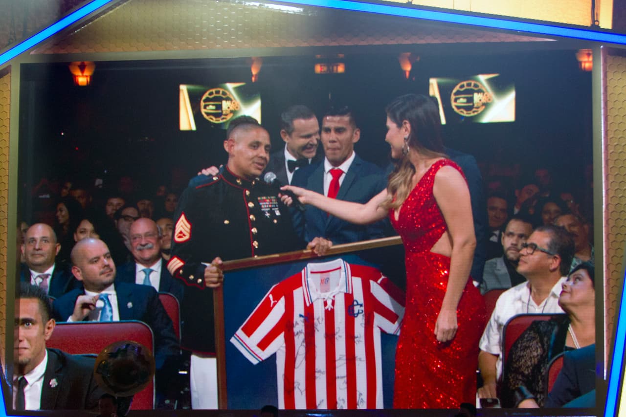 El Premio "Siente Tu Liga" lo recibió el sargento Jaime Ramírez, quien desde Japón no se pierde detalle alguno de Chivas.