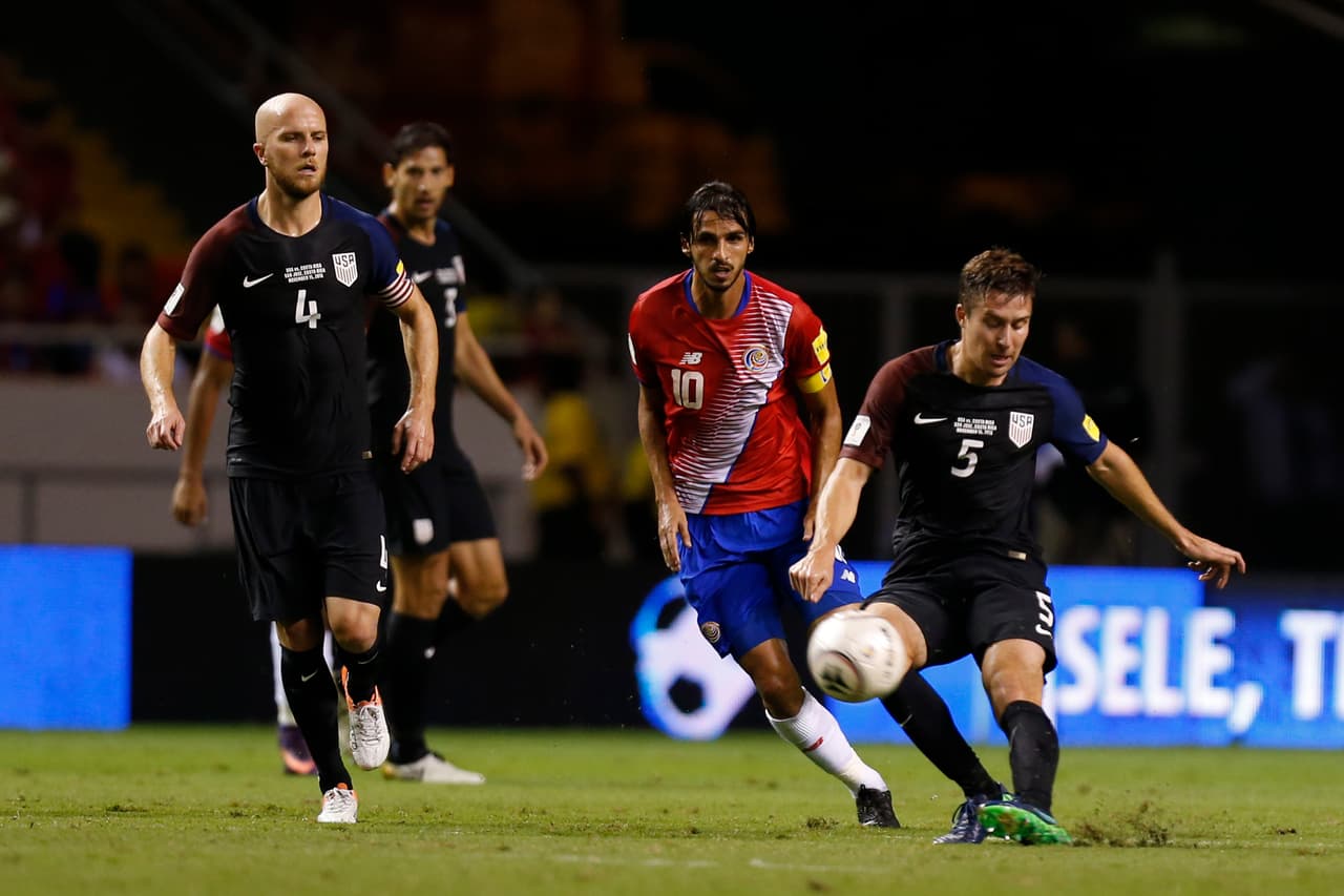 En los primeros minutos de muchas precauciones ambos equipos apostaron por el pelotazo.