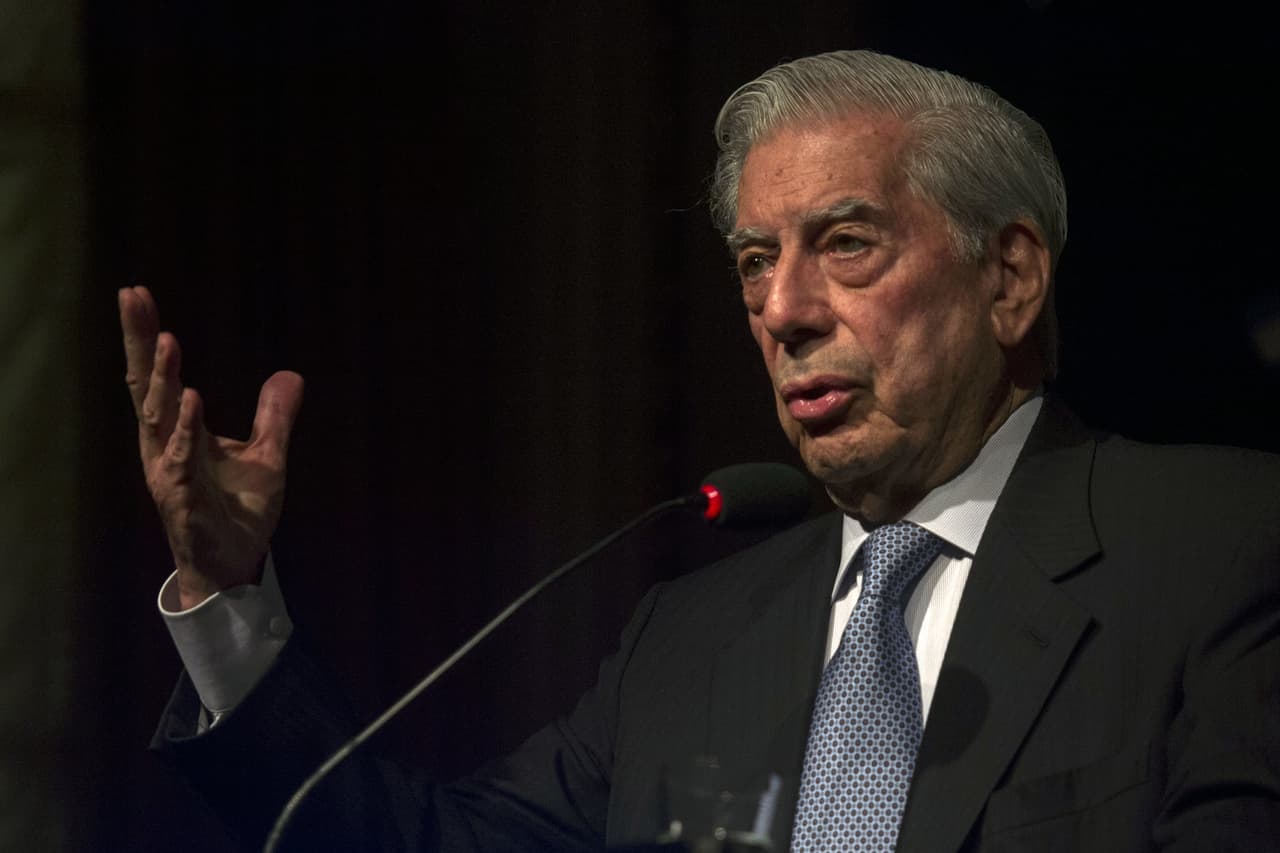 Al igual que otros escritores, Vargas Llosa vio una esperanza en la revolución cubana. Pero se decepcionó rápidamente.