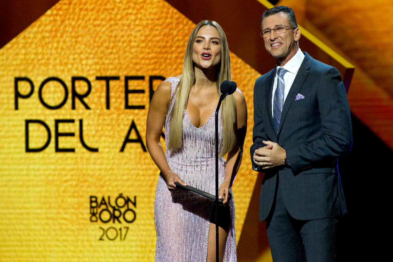 Ximena Córdoba y Felix Fernández estuvieron presentes para entregar el premio al Mejor Portero del Año.
