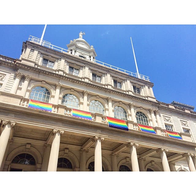 Banderas del orgullo gay decoraron la fachada de la alcaldía desde temprano
