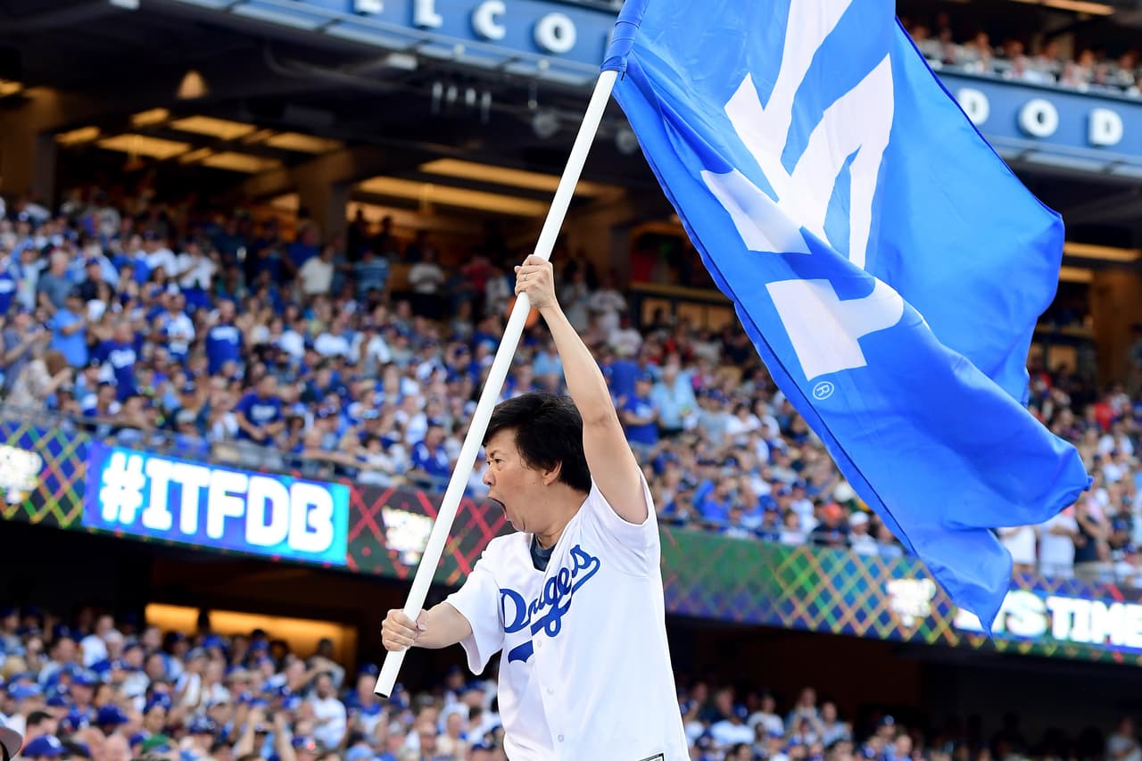 El comediante Ken Jeong, reocrdado por su papel en la película 'Hangover' ('¿Qué pasó ayer?', en español) estuvo en las tribunas y asumió el protagonismo para alentar a los locales.