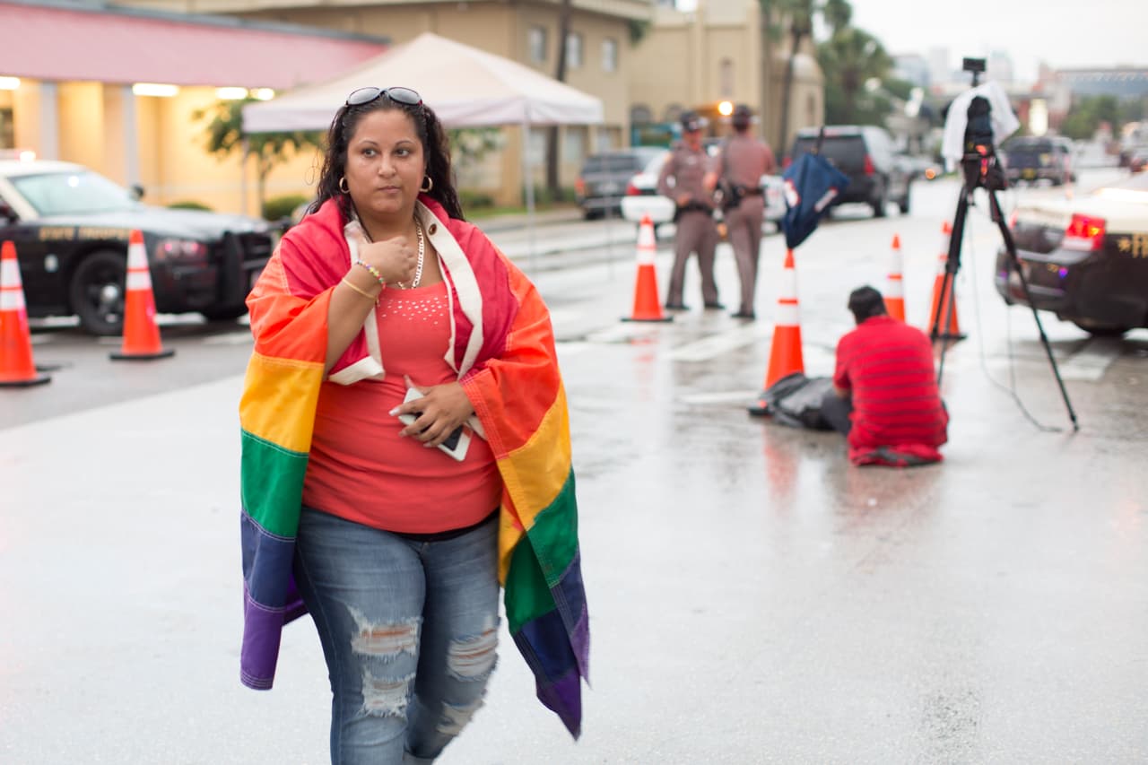 Los restaurantes cercanos al local Pulse funcionan como centros de prensa para los cientos de periodistas presentes. Cada cierto tiempo se acerca algún manifestante en favor de la comunidad LGBT para honrar a las víctimas.