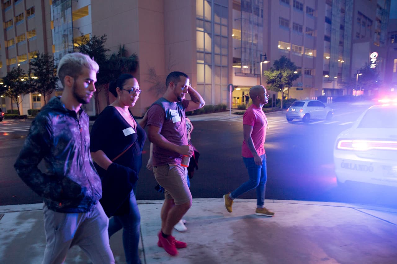 En las afueras del hospital Orlando Health, a una milla del lugar de la masacre, algunos familiares y amigos de las víctimas hospitalizadas salen a conversar con los medios.