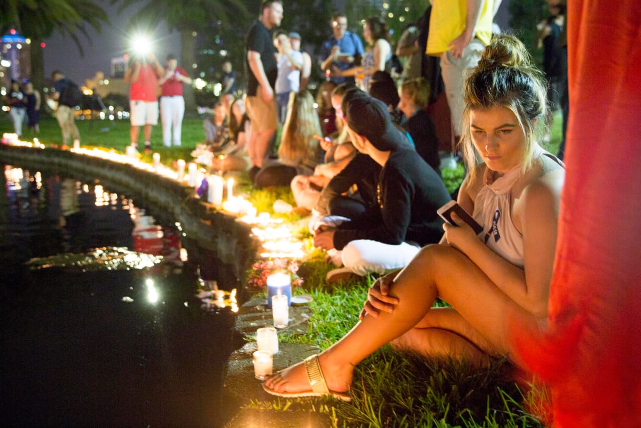 Amigos de las víctimas y habitantes de la ciudad de Orlando se encontraron en el parque Lake Eola.