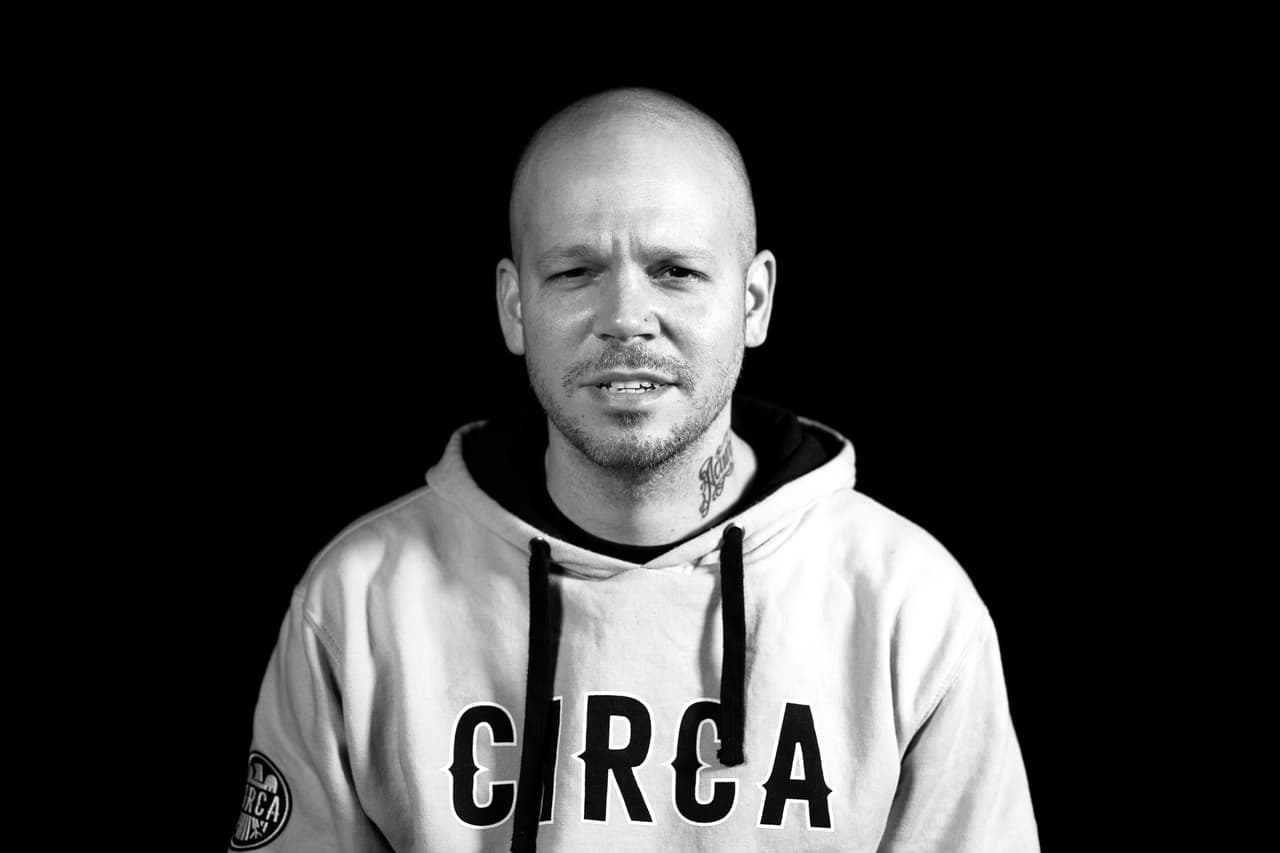 In the first episode of U-LAB podcast, Residente talks to U-LAB’s Nuria Net about the creative process behind his new album and documentary, the moment in first grade where he realized he was a good writer and how he got Lin-Manuel Miranda to rap in his album. Photos by Elisa Quero.