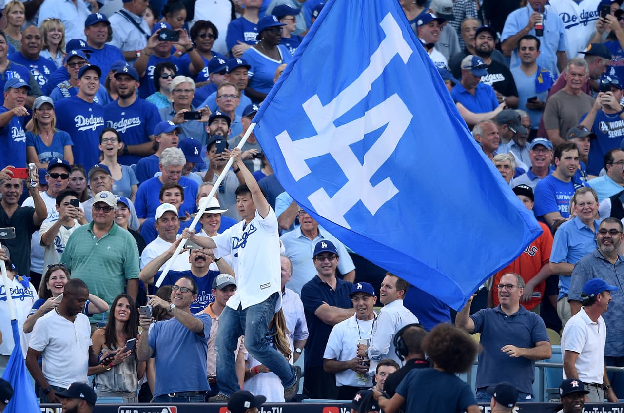 Mientras tanto, los comediantes en las tribunas hacían de las suyas para divertir a los asistentes.