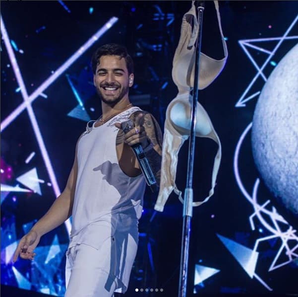 Estas fotografías del cantante mostrando las prendas íntimas que le lanzan desató comentarios muy coquetos de algunas seguidoras: "Si quieres puedes probármelo y ya te darás cuenta si era mío o no", le escribió una usuaria. "El mío es más bello y mucho más grande, lo puedes comprobar cuando quieras papacito", le recetó otra en sus redes sociales.