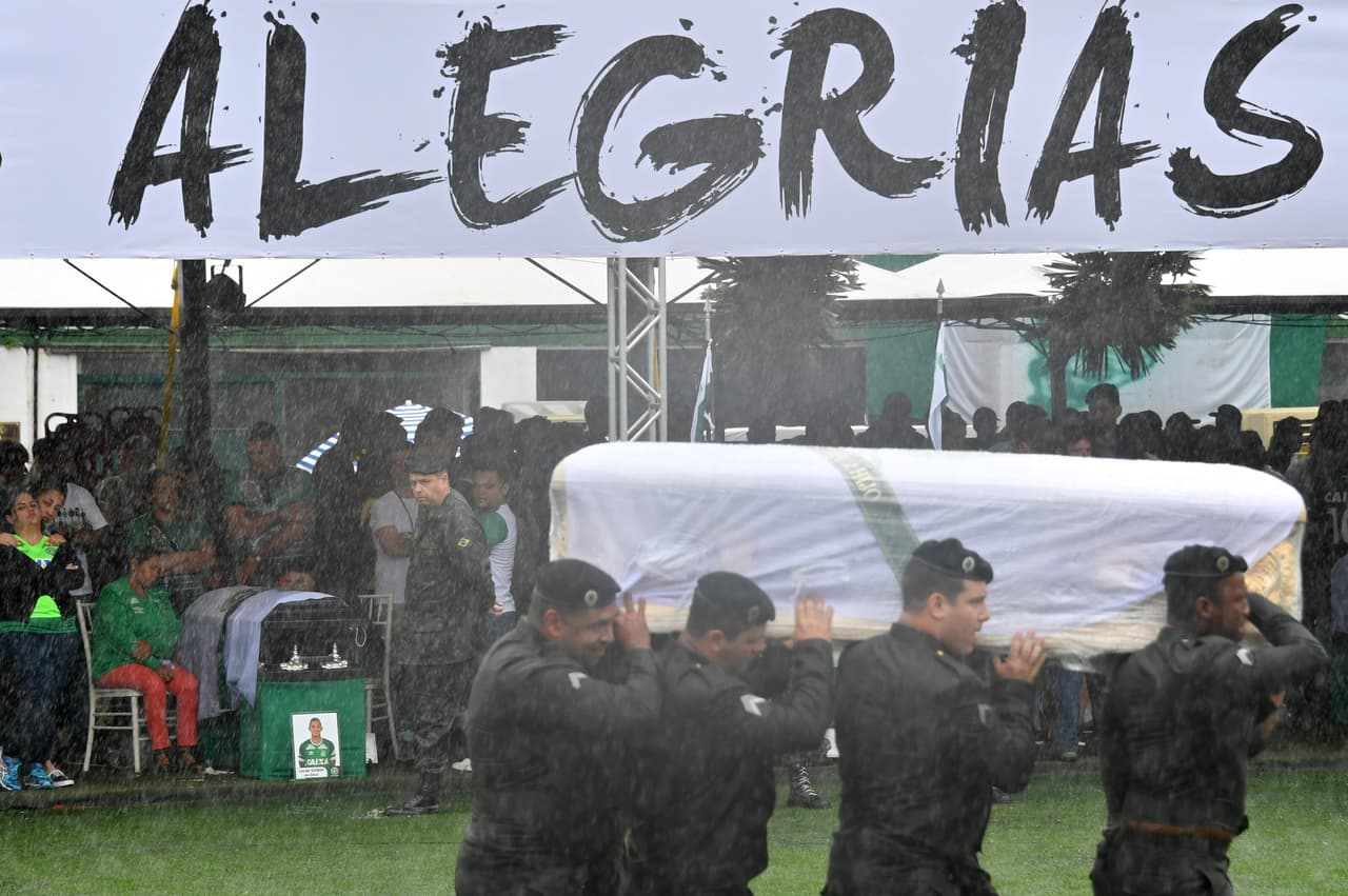 Más de 100,000 personas se dieron cita en el estadio del equipo para recibir los cuerpos de los futbolistas que fallecieron en el accidente aéreo.