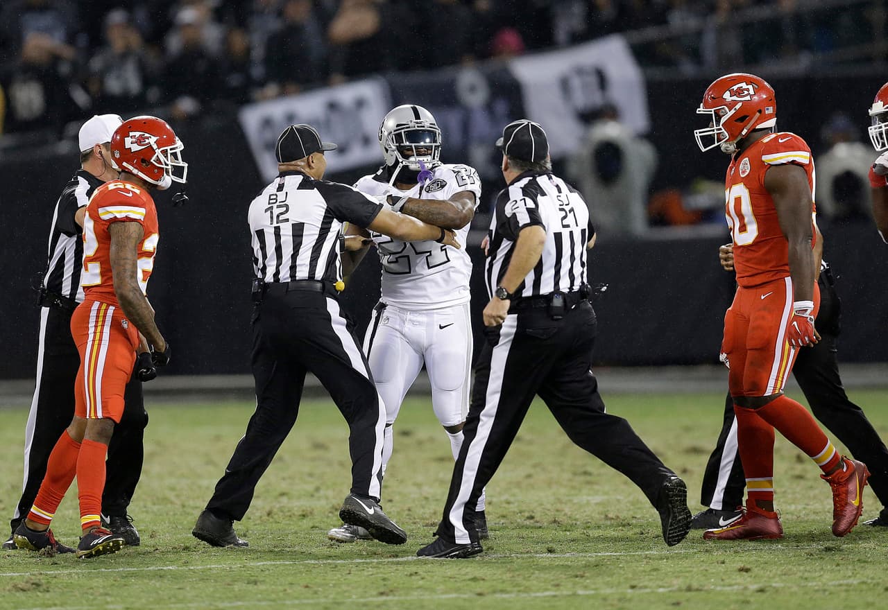 Fue un partidazo que tuvo de todo, incluida la expulsión del corredor Marshawn Lynch en el segundo cuarto por empujar a un oficial tras una falta personal contra la defensiva de Kansas.