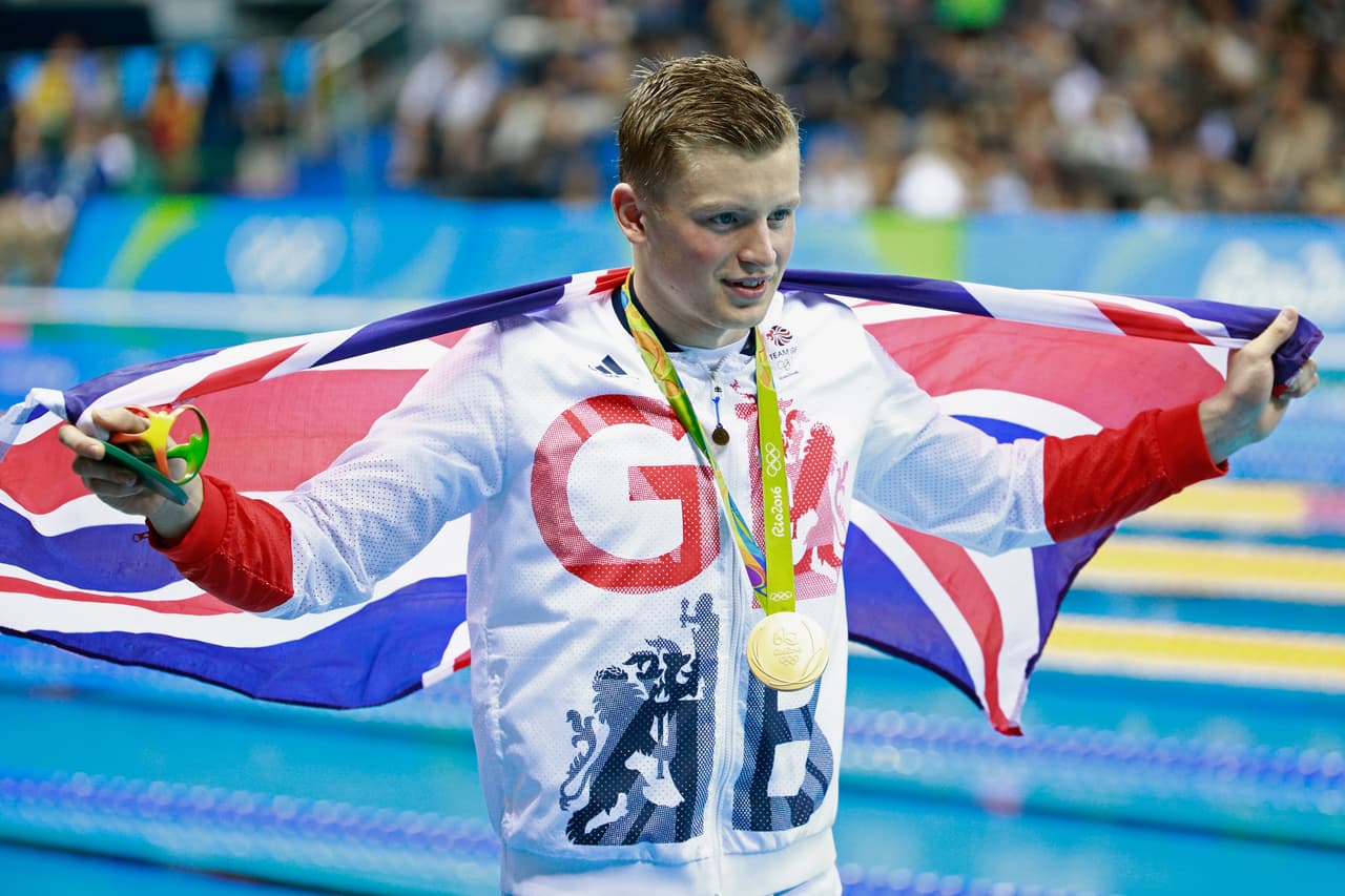 El británico Adam Peaty volvió a romper el récord mundial de los 100m braza. Dejó su marca en 57.13. La presea de plata fue para Cameron Van der Burgh y el bronce lo consigue el estadounidense Cody Miller.