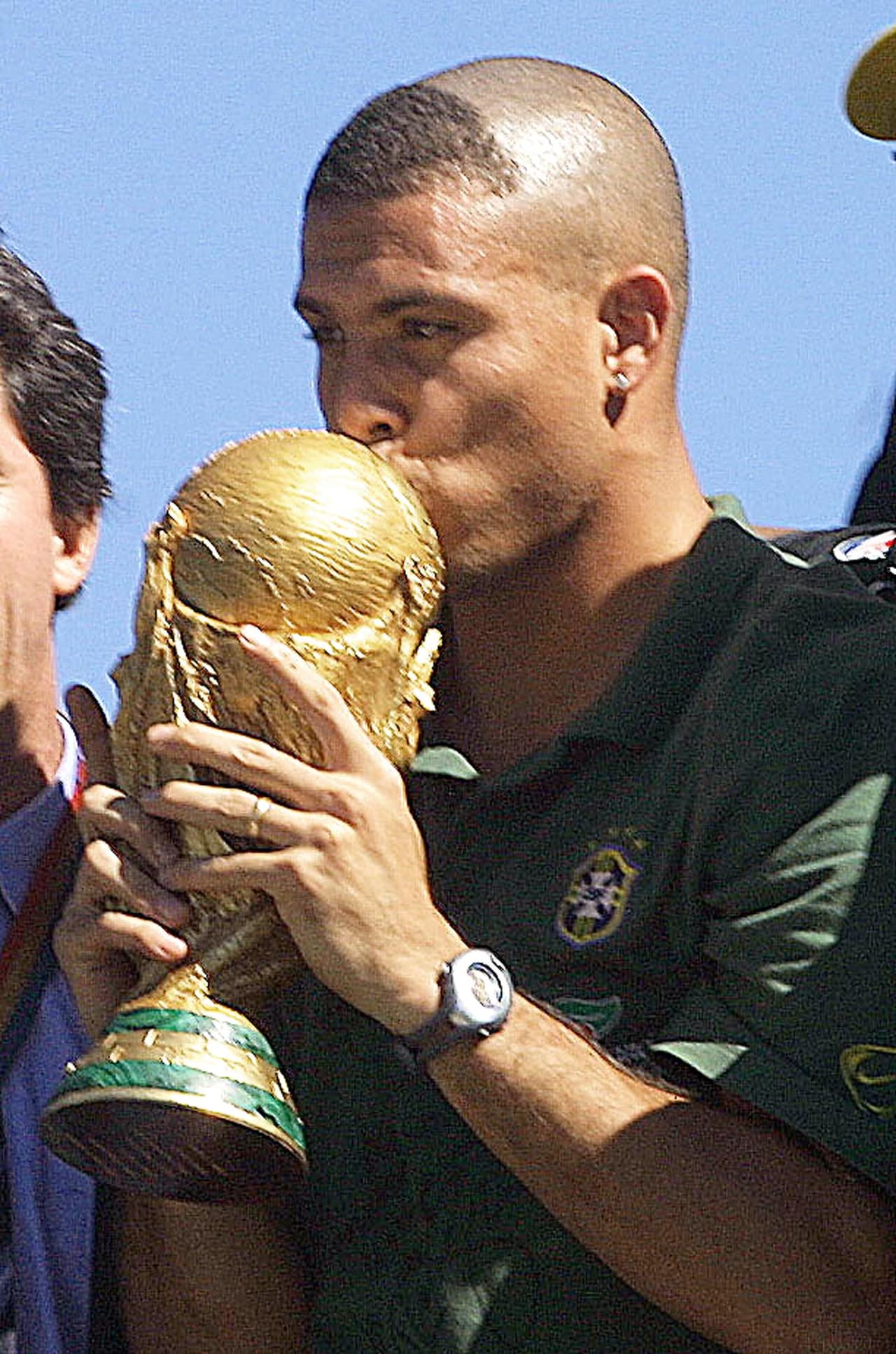 'El Fenómeno' es el único de los latinoamericanos que ha obtenido el galardón el mismo año en el que su país fue campeón de Mundial. En la votación, el segundo fue su compatriota, compañero de equipo y amigo Roberto Carlos.