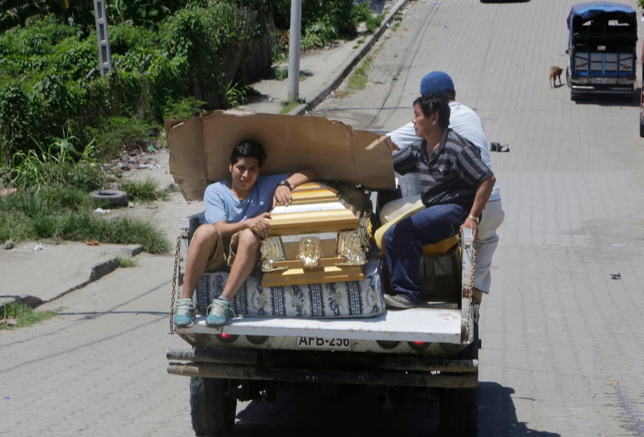 En esta camioneta llevan una urna vacía para introducir ahí una de las víctimas del terremoto en Pedernales