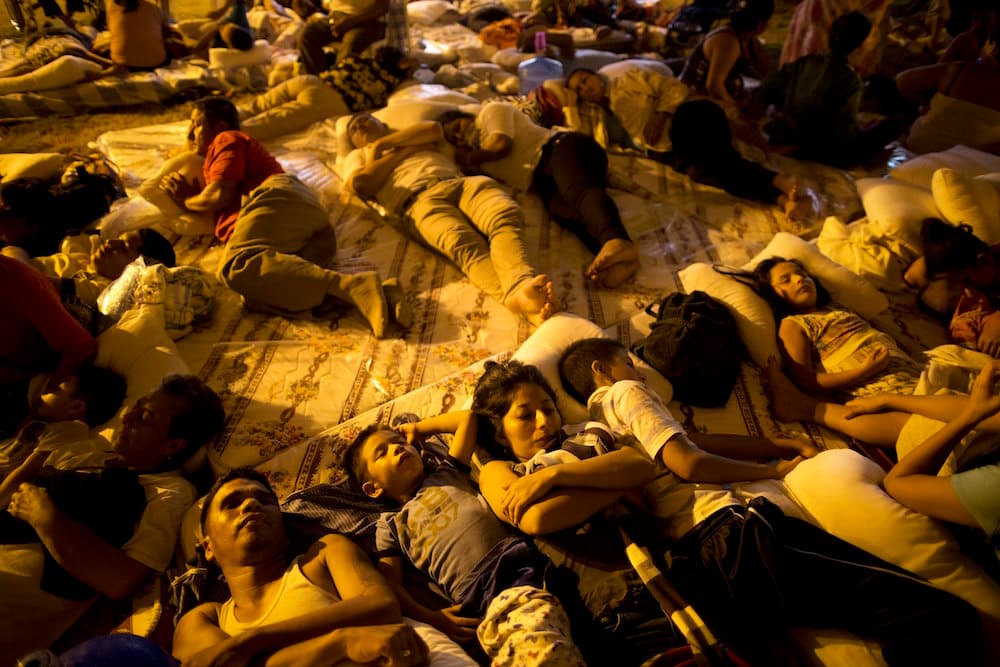 Residentes de Portoviejo duermen en un refugio improvisado