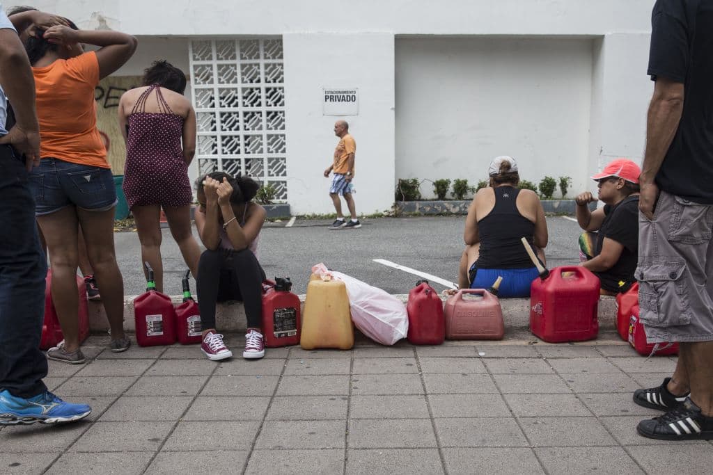 Residentes hacen largas filas para conseguir gasolina en San Juan, Puerto Rico.