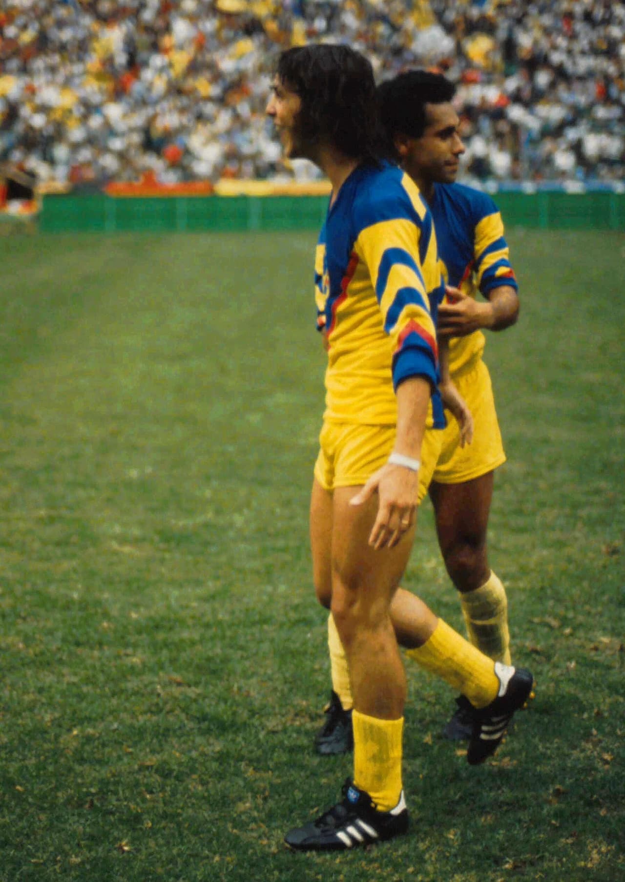 Un caso distinto fue en la campaña 1984-85, en ese torneo América se coronó fuera de casa debido a que la serie ante Pumas se fue a un tercer juego luego de empatar en los dos primeros juegos.