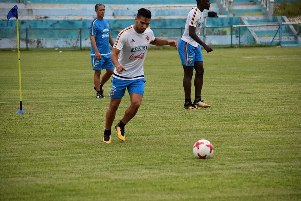 La selección de Colombia es tercera en las Eliminatorias de Sudamérica, con un punto menos que Uruguay –segunda–. Un triunfo ante Paraguay, en su casa, le dara la clasificación al Mundial. Sin embargo, de no ser así, en Lima tendrán otra oportunidad.
<b>James Rodríguez </b>y
<b>Falcao García </b>están preparados.