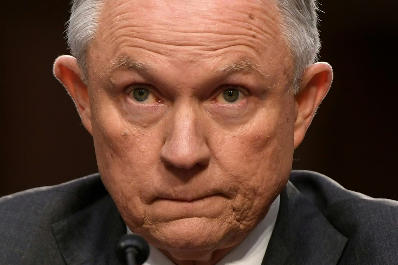 "No he tenido ninguna reunión privada con ningún funcionario ruso en el hotel Mayflower de Washington DC", aseguró Jeff Sessions. Luego, aclaró que no recordaba que Sergei Kislyak estuviera allí pero "entiendo que él estaba" y que recientemente vio "un video de él entrando en la sala del hotel".
