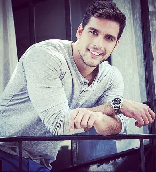 Considera que su estilo de vestir es rockero, pero fashion.