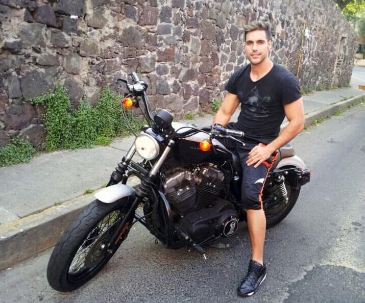 Le encantan las motocicletas.