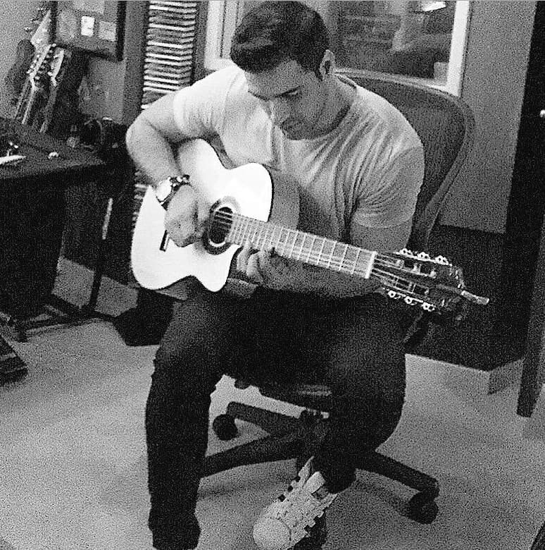 Fue candidato para protagonizar "Muchacha italiana viene a casarse", sin embargo no obtuvo el papel.