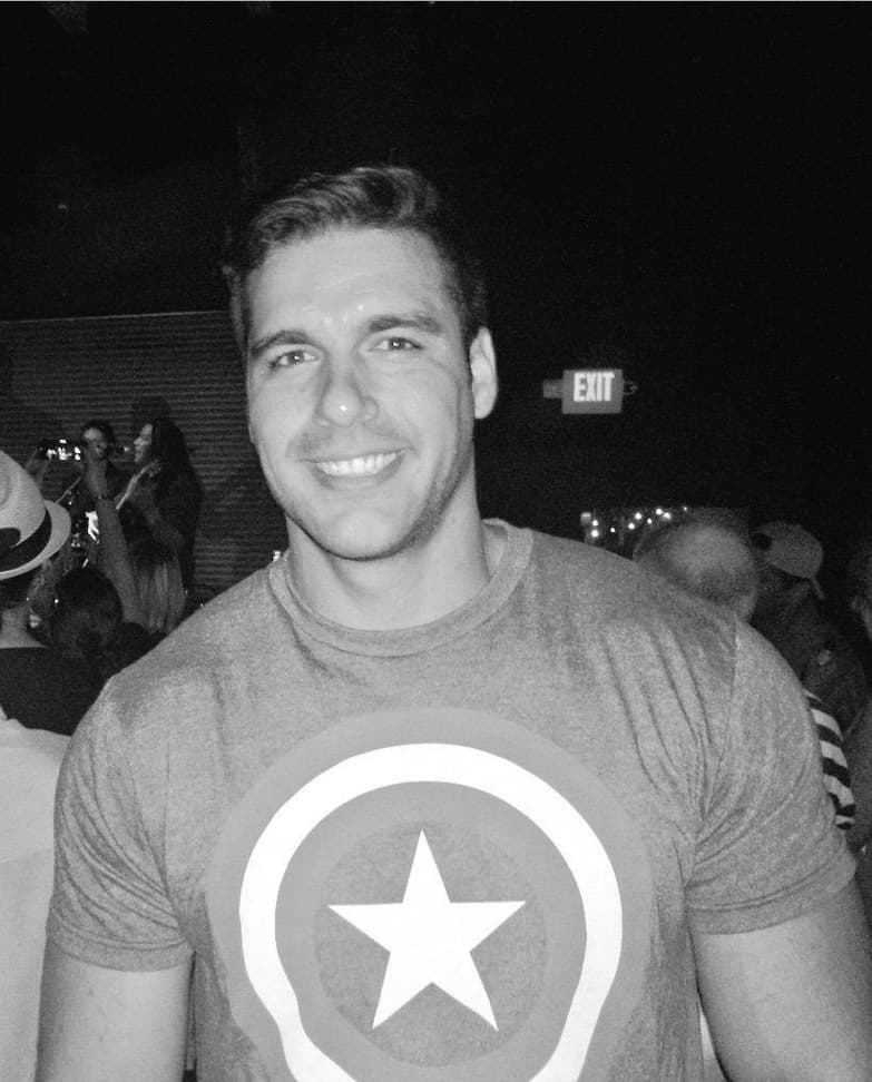 En su guardarropa hay botas, jeans, chamarras estampadas, camisas y playeras deportivas.