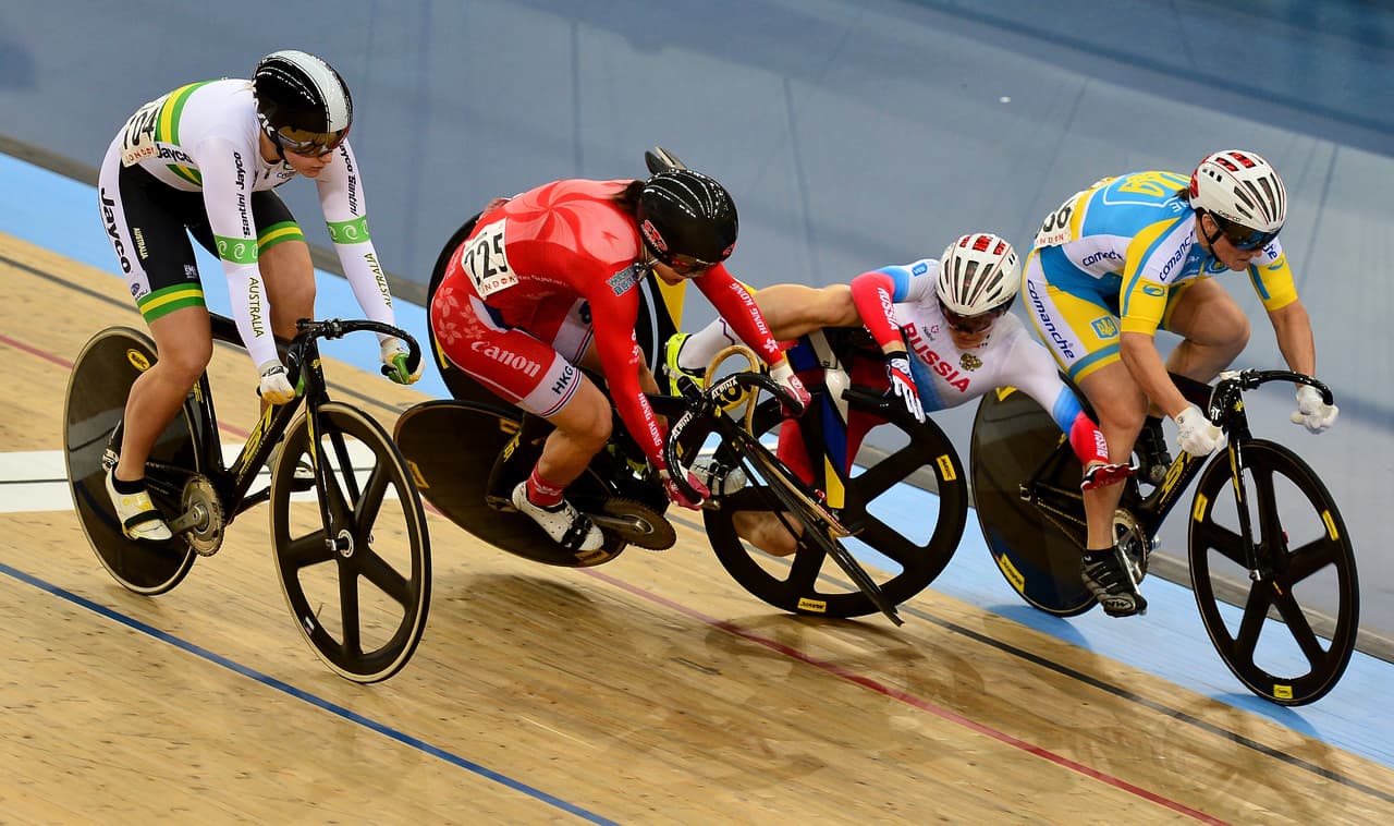 El ciclismo también es un deporte que puede ser riesgoso y así lo vivieron Sze Wai Lee de Hong Kong y la rusa, Anastasia Voinova, al chocar durante la Copa Mundo de ciclismo de pista en Londres.