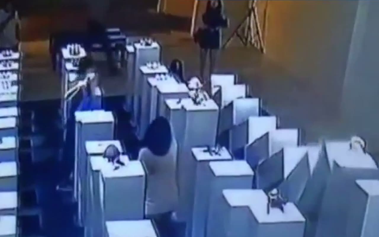 Por tomarse una selfie destruyó una exhibición artística de $200,000 en California