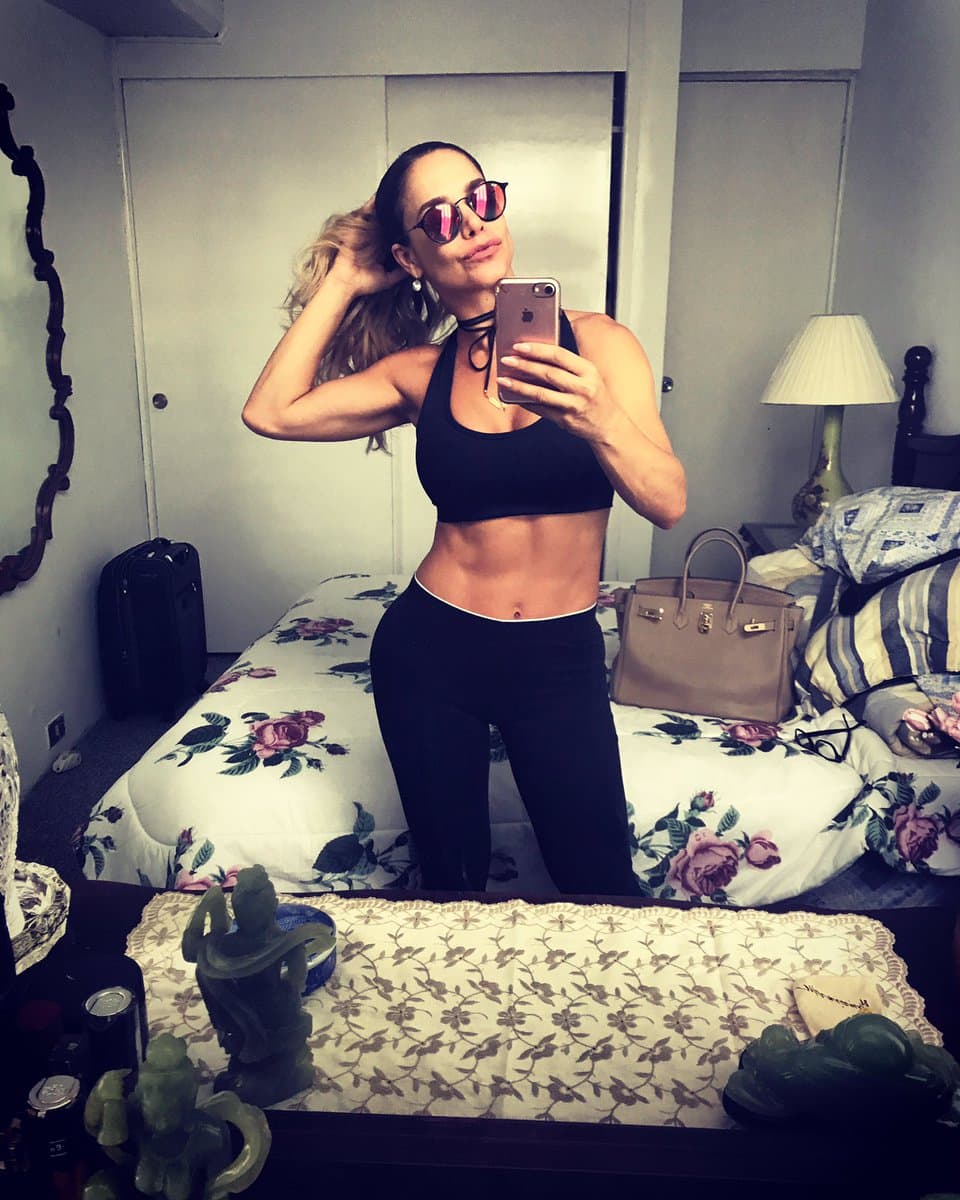 Y para finalizar este conteo, tenemos a
<b>Lis Vega</b>, ella además de ir al gimnasio ha demostrado que cualquier lugar es bueno para hacer ejercicio, pues con objetos que tiene en su hogar les enseña a sus seguidores a tener un cuerpo sano.