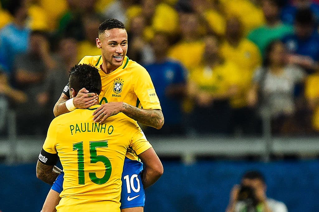 Neymar festeja con Paulinho, uno de los goles de Brasil ante Argentina.