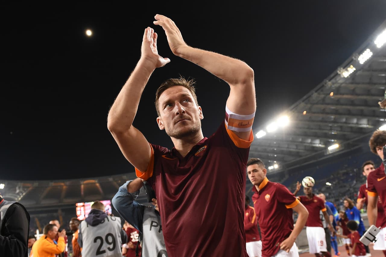 Cerramos con dos italianos, el primero Francesco Totti, el 10 de la Roma está viviendo sus últimos años como jugador profesional y quizás podría optar por cambiar de playera buscando nuevos retos.
