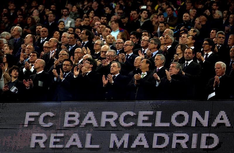 El palco de honor del Barcelona con todos los presidentes del club.