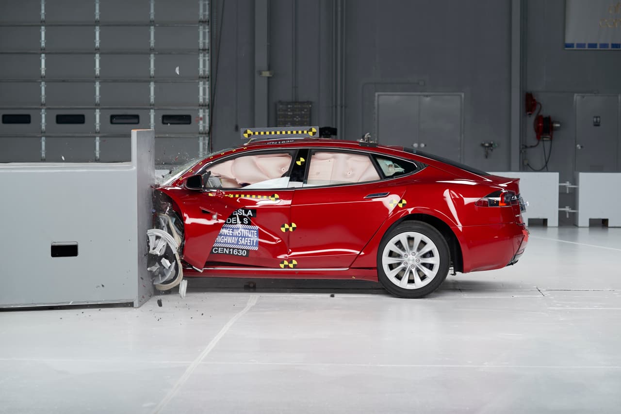 Prueba de choque frontal pequeño superpuesto del Tesla Model S