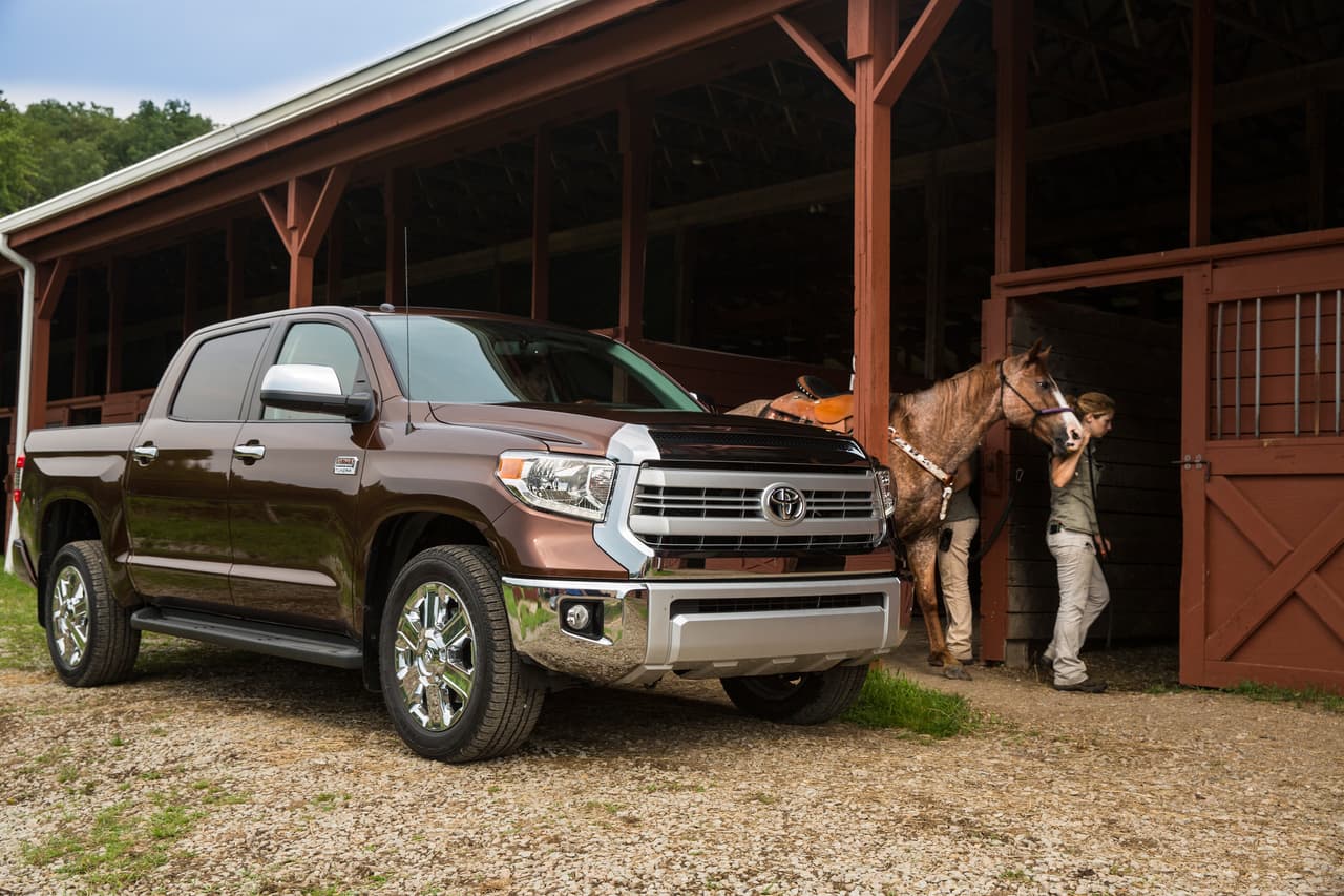 11. Toyota Tundra (26 pts): La pickup grande de Toyota es el único vehículo en su segmento en entrar en la lista de los 12 peores vehículos según su impacto ambiental, lo cual habla mucho del empeño de Toyota en ganarle a los americanos en su propio juego. Lástima que así se desvirtué el carácter económico y ecológico de los vehículos Toyota.